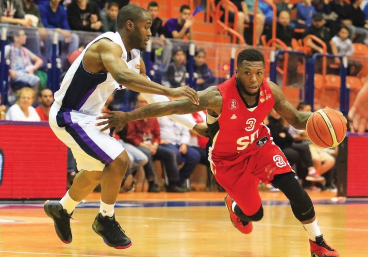 Hapoel Tel Aviv guard Nate Robinson (right) drives past Ironi Nahariya's Michael Umeh (left)