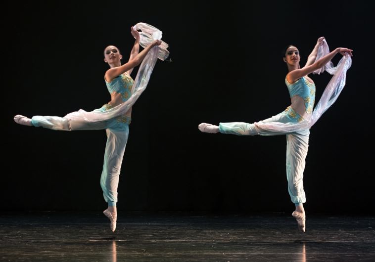 Unison dancers