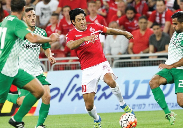 Hapoel Beersheba striker Elyaniv Barda (center) couldn’t find the back of the net in last night’s 1-