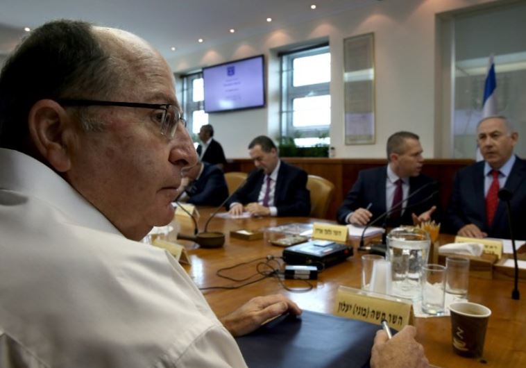 Defense Minister Moshe Yaalon (L) takes part in a cabinet meeting chaired by PM Benjamin Netanyahu
