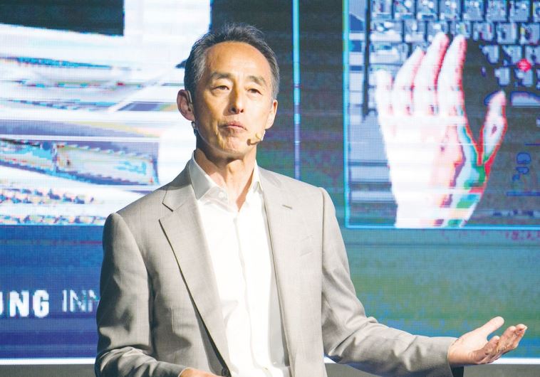 SAMSUNG PRESIDENT Young Sohn addresses the company’s summit conference in Tel Aviv.