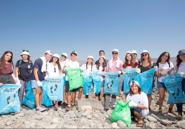 KKL-JNF, Australian Embassy and teens cleaning-up and collecting garbage at the Kinneret on Sunday w