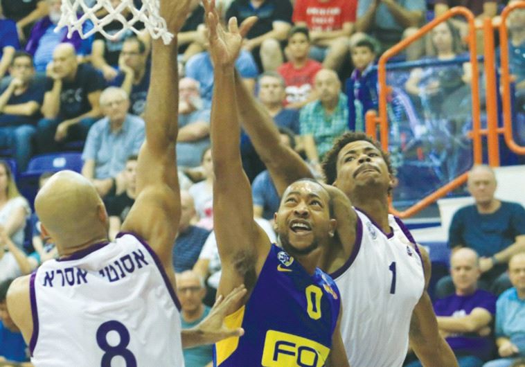 Maccabi Tel Aviv guard Andrew Goudelock (center)