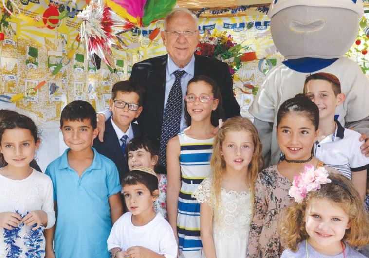 CHILDREN JOIN President Reuven Rivlin in decorating a succa at the President’s Residence in Jerusale