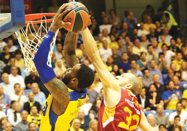 Tel Aviv forward Sonny Weems (left) scored a game-high 23 points in last night’s 98-92 win over Sina