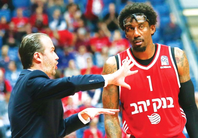 Hapoel Jerusalem coach Simone Pianigiani (left) and center Amar’e Stoudemire,
