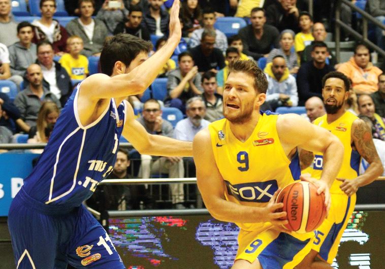 Maccabi Tel Aviv guard Gal Mekel (right) finished last night’s 91-67 win over Oren Dgani (left) and 