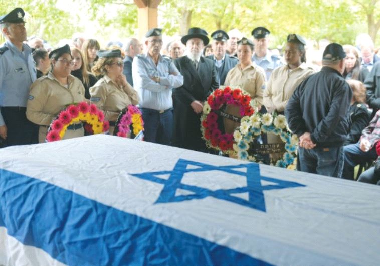 MOURNERS PAY their respects to IAF Brig.-Gen. (res.) Ran Pekker at his funeral in Kfar Vitkin 