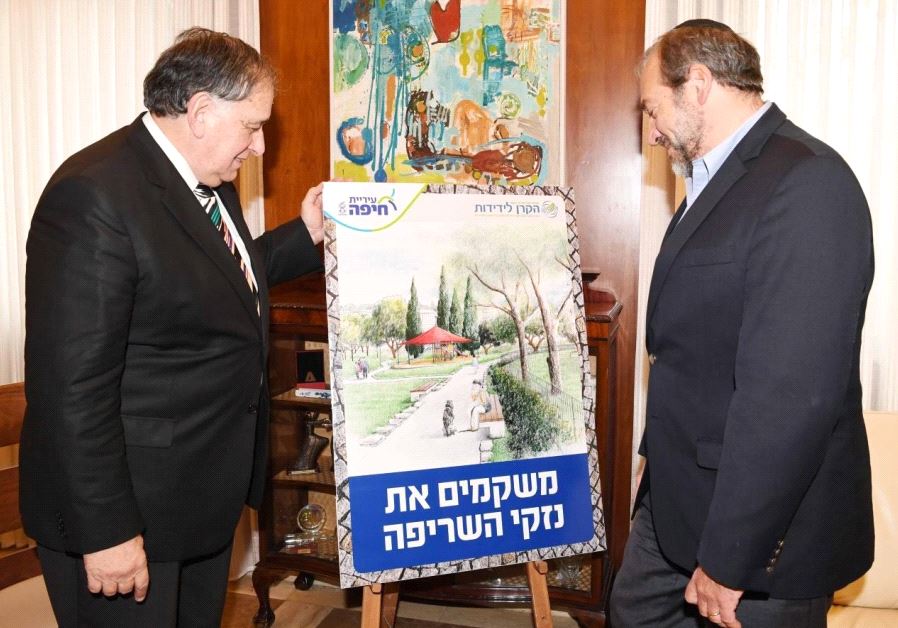 The Fellowship’s Rabbi Yechiel Eckstein and Haifa Mayor Yona Yahav look at an artist’s rendition of 