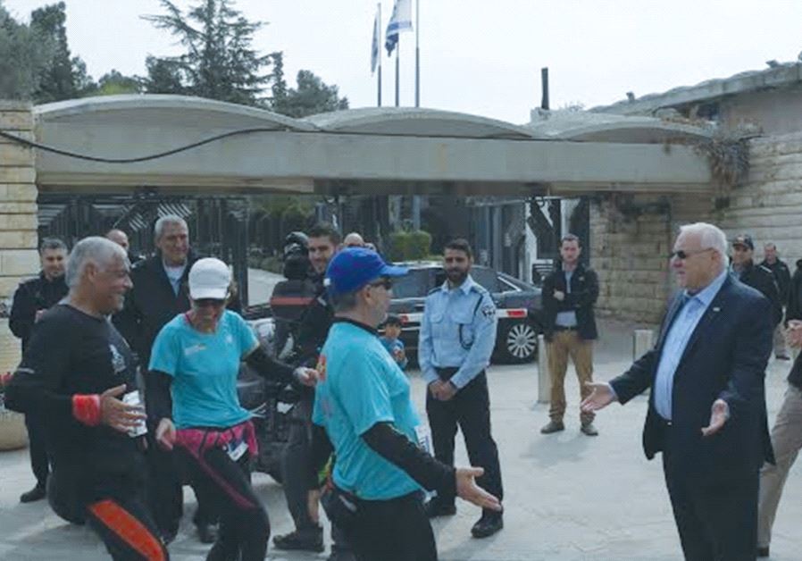 PRESIDENT REUVEN RIVLIN greets runners in the Jerusalem Marathon outside the President’s Residence o