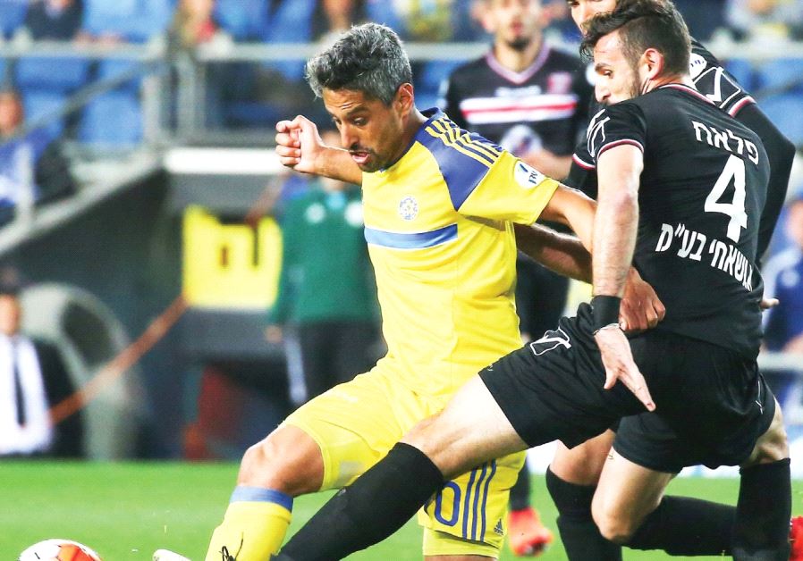 Maccabi Tel Aviv striker Barak Itzhaki (center) scored his team’s opener in last night’s 3-0 win ove