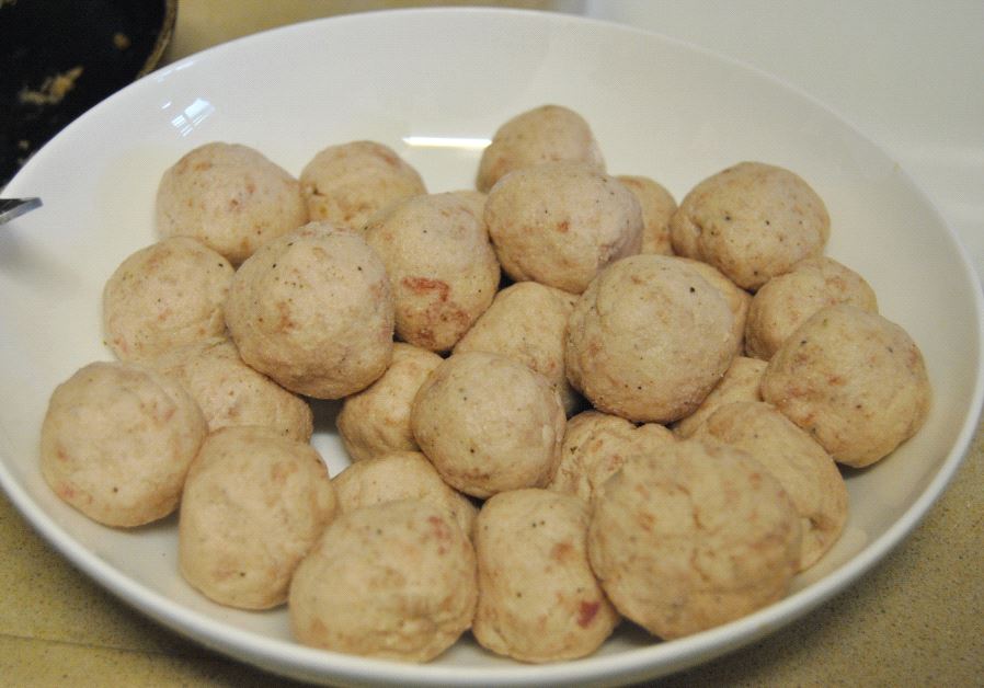 Basal mechshe (stuffed onions)