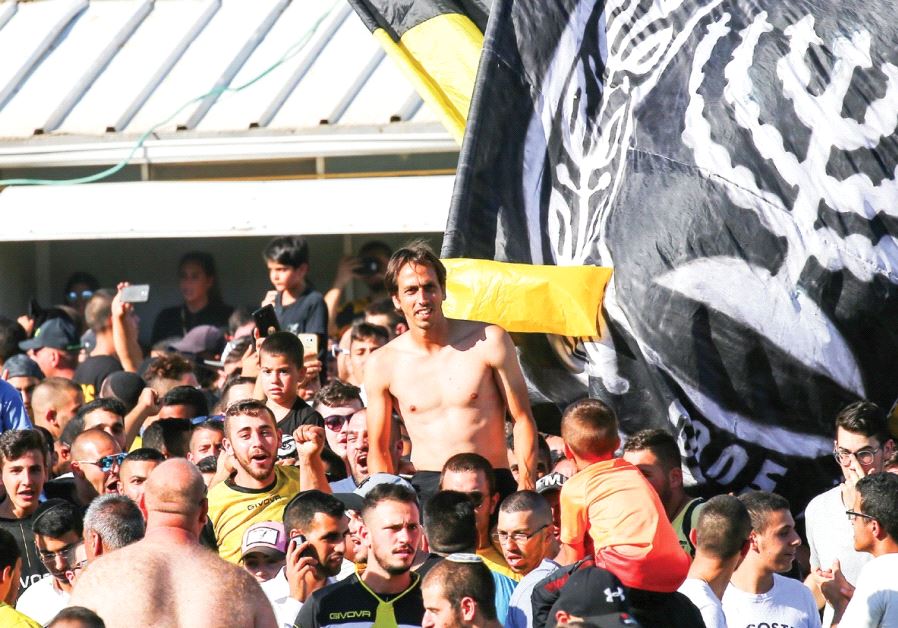 Yoss i Benayoun (center) received a hero’s welcome from Beitar Jerusalem fans earlier this week afte