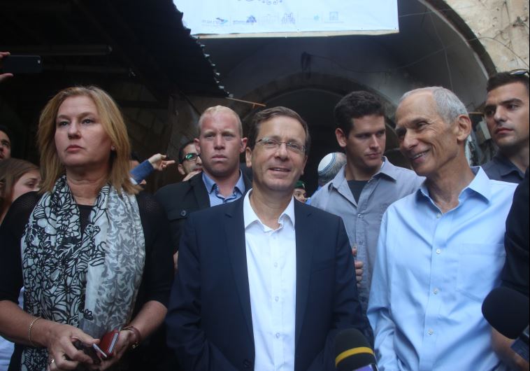 Zionist Union chief Isaac Herzog (center) is flanked by party MKs Tzipi Livni (L) and Omer Bar-Lev