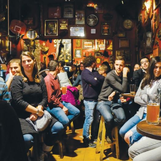 THE TEL AVIR group meets at Joey’s Bar in Tel Aviv on Tuesday night.