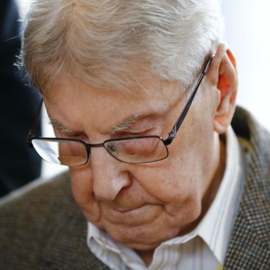 Former Auschwitz guard Reinhold Hanning arrives for his trial at the court in Detmold