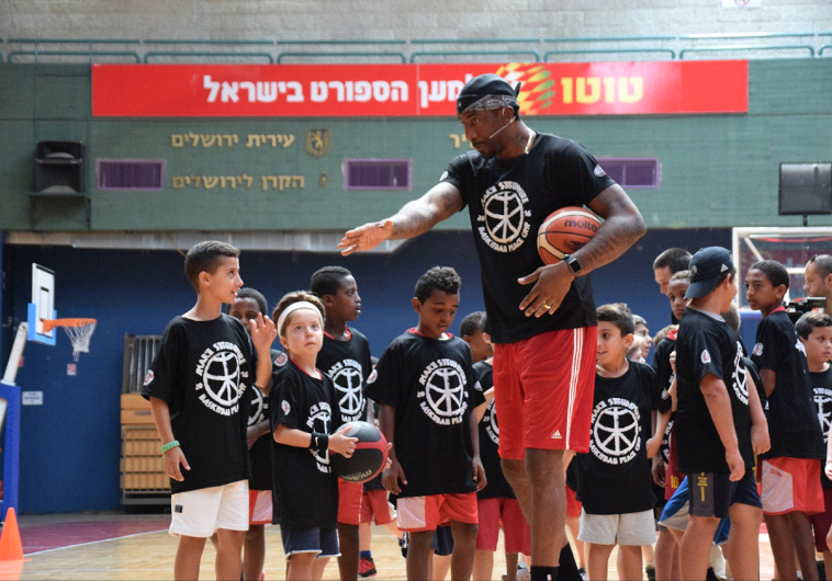 Stoudemire coaches children at the basketball "peace camp" Monday morning in Jerusalem (Hapoel Jerus