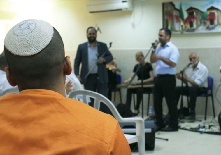 Israeli convicts make the most of High Holy Days behind bars