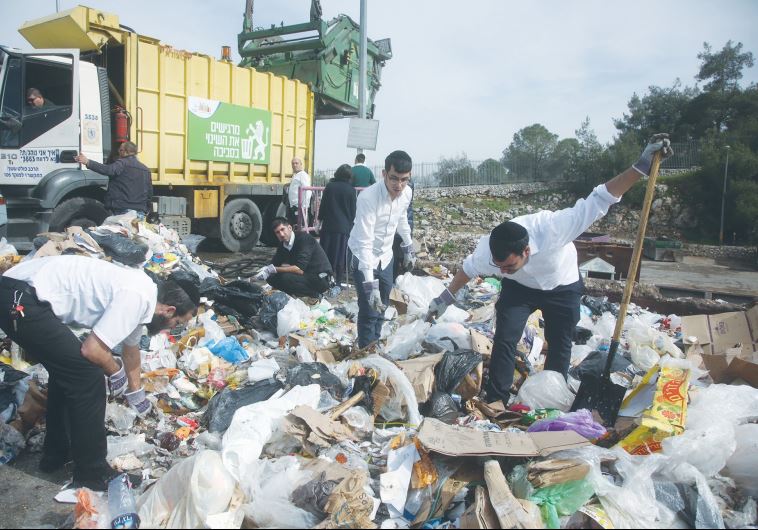 Jerusalemites pitch in to help find diamond ring accidentally thrown in trash