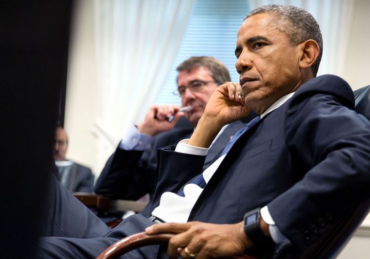 US President Barack Obama (R) and Defense Secretary Ash Carter meet at the Pentagon