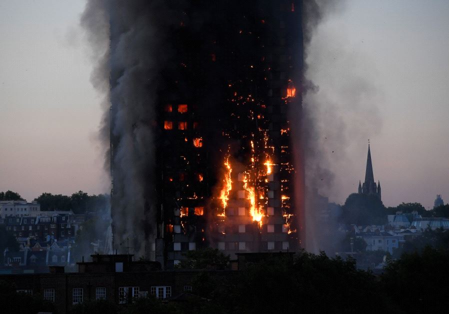 Um grande incêndio irrompe no bloco de torres do centro londrino