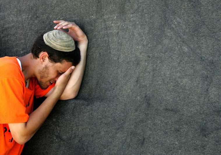 An Israeli opponent of Israel's disengagement plan from Gaza mourns before evacuation 
