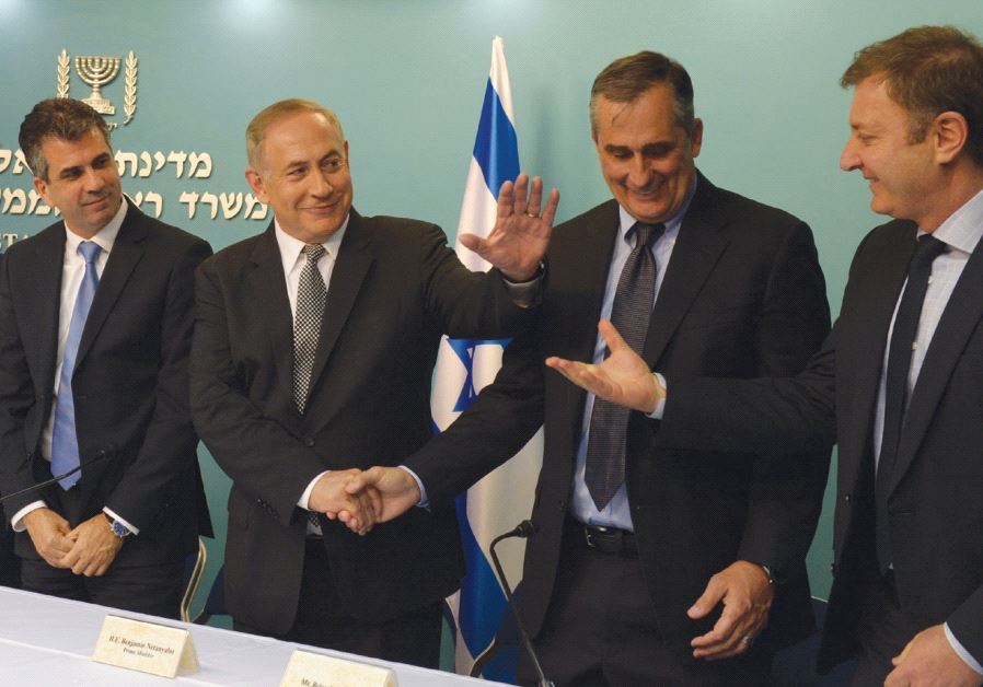 PRIME MINISTER Benjamin Netanyahu congratulates Intel CEO Brian Krzanich yesterday. 