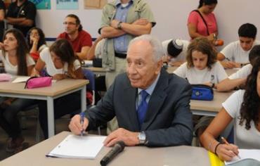President Shimon Peres in school 