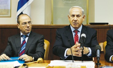 Silvan Shalom and Netanyahu at cabinet meeting