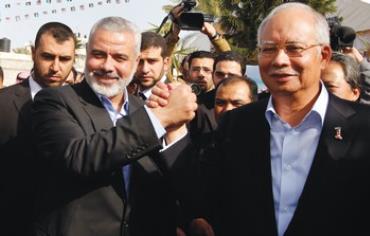 Ismail Haniyeh (left) greets Malaysian Prime Minister Najib Razak in Gaza City, January 22, 2013.