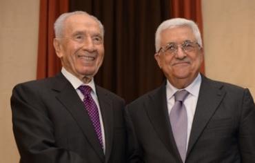 President Shimon Peres and PA President Mahmoud Abbas at the World Economic Forum May 26, 2013.