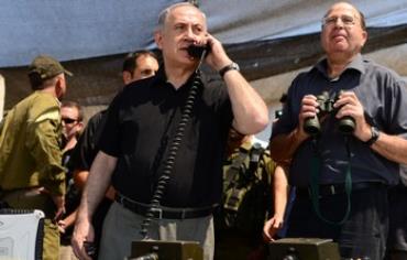 Prime Minister Binyamin Netanyahu talks to Golani officer in the field during exercise, June 26.