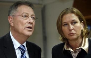 Tzipi Livni and UN envoy Robert Serry