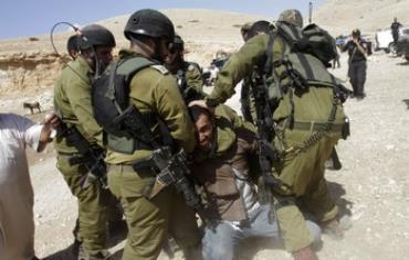 IDF soldiers detain Palestinian in Jordan Valley, September 20, 2013