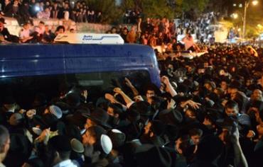 Hundreds of thousands turn out for Rabbi Ovadia Yosef's funeral in Jerusalem, October 7, 2013.
