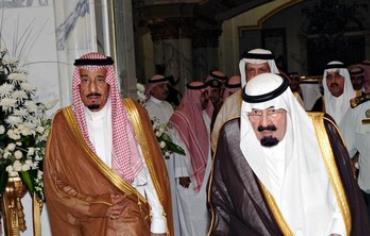 Saudi Arabia's King Abdullah (R) and his brother Prince Salman.