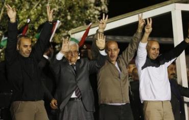 PA President Mahmoud Abbas (C) welcomes Palestinian prisoners released in Ramallah.
