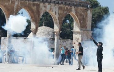 Palestinian protesters react during clashes with police on the Temple Mount [file].