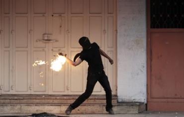 Palestinian throws Molotov cocktail during clashes with IDF after funerals of 3 Palestinians, Nov 27