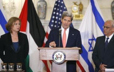 US Secretary of State John Kerry with Tzipi Livni and Saeb Erekat, July 30, 2013.