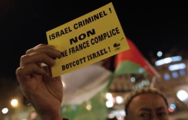 Man holds boycott Israel sign