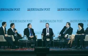 ‘JERUSALEM POST’ editor-in-chief Steve Linde (center) leads the socioeconomic panel discussion 