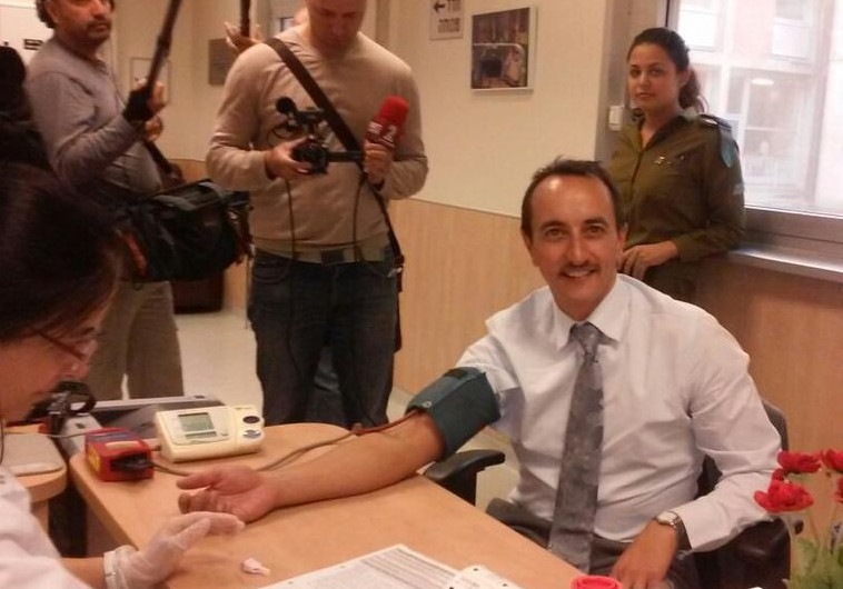 Australian Ambassador Dave Sharma giving blood at Hadassah on Wednesday.