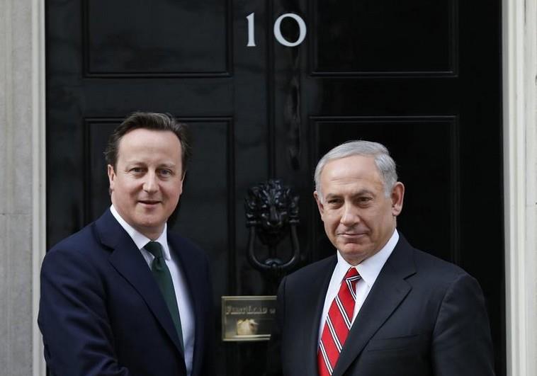 El primer ministro británico, David Cameron (L) saluda el primer ministro Benjamin Netanyahu en 10 Downing St.