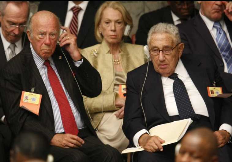 Former US Secretaries of State Henry Kissinger (R) and George Shultz