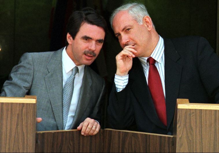 Prime Minister Benjamin Netanyahu (R) confers with Jose Maria Aznar