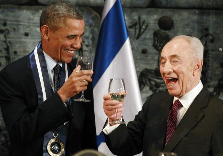 US President Barack Obama toasts with former president Shimon Peres 