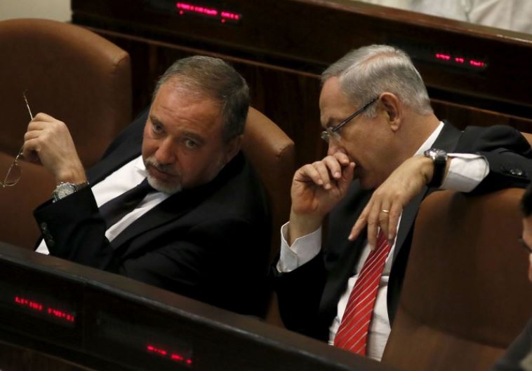 Prime Minister Benjamin Netanyahu (R) confers with Yisrael Beytenu chief Avigdor Liberman
