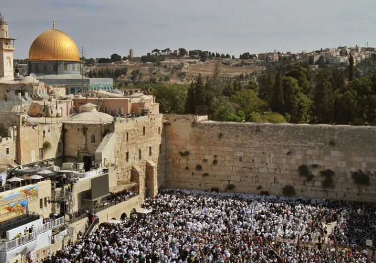 Jews gather to pray at the Western Wall during Succot