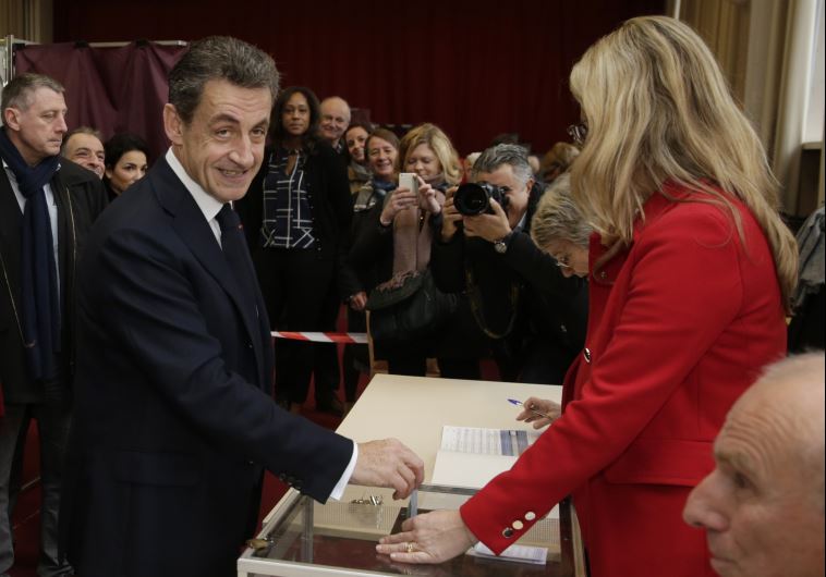 Nicolas Sarkozy (L), former French president and current head of the Les Republicains political part